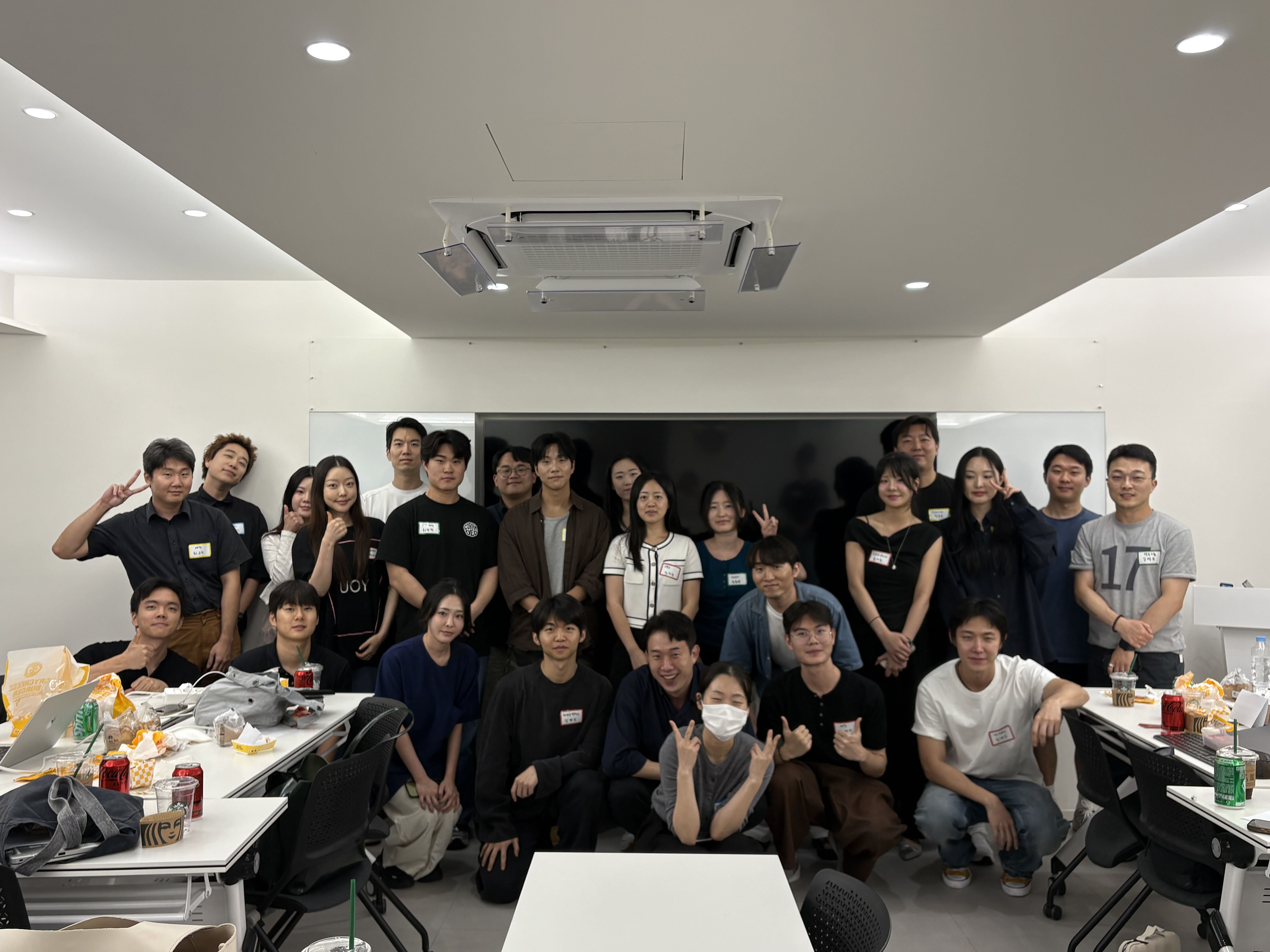 파일럿 세션 참가자와 강사진의 단체사진